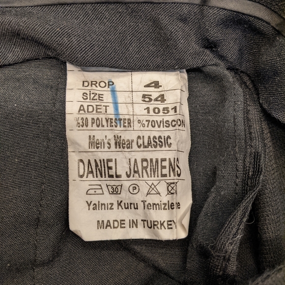 Jarmens Black Suit- Size 44R - Picture 9 of 9